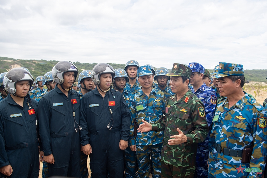 Đại tướng Nguyễn Tân Cương kiểm tra huấn luyện tại Trường bắn quốc gia khu vực 5